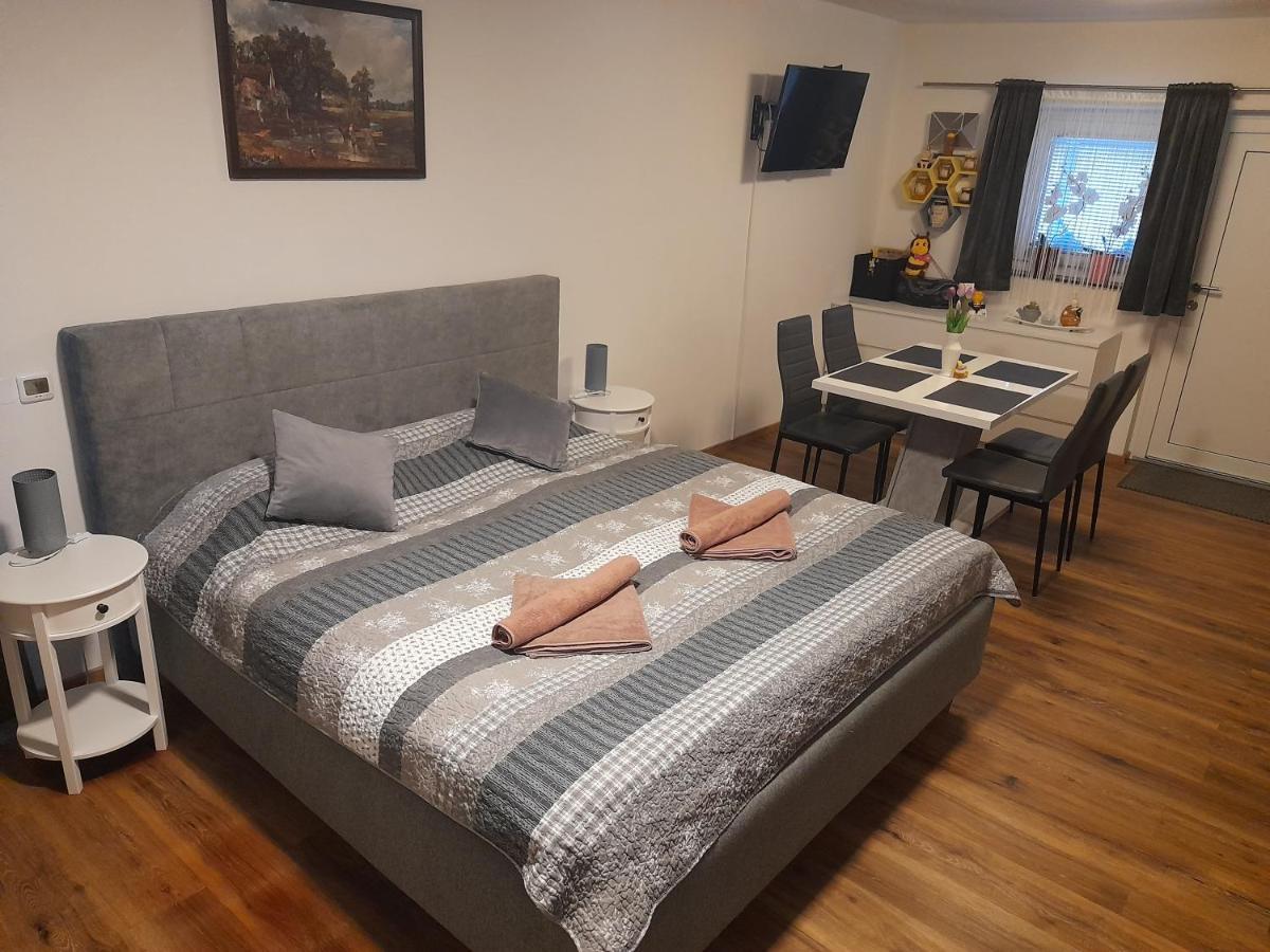 Honey Apartment Lendava Buitenkant foto