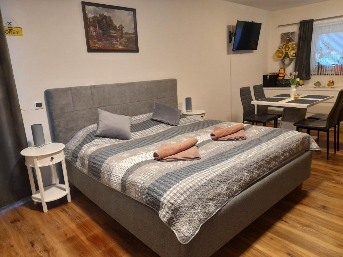 Honey Apartment Lendava Buitenkant foto