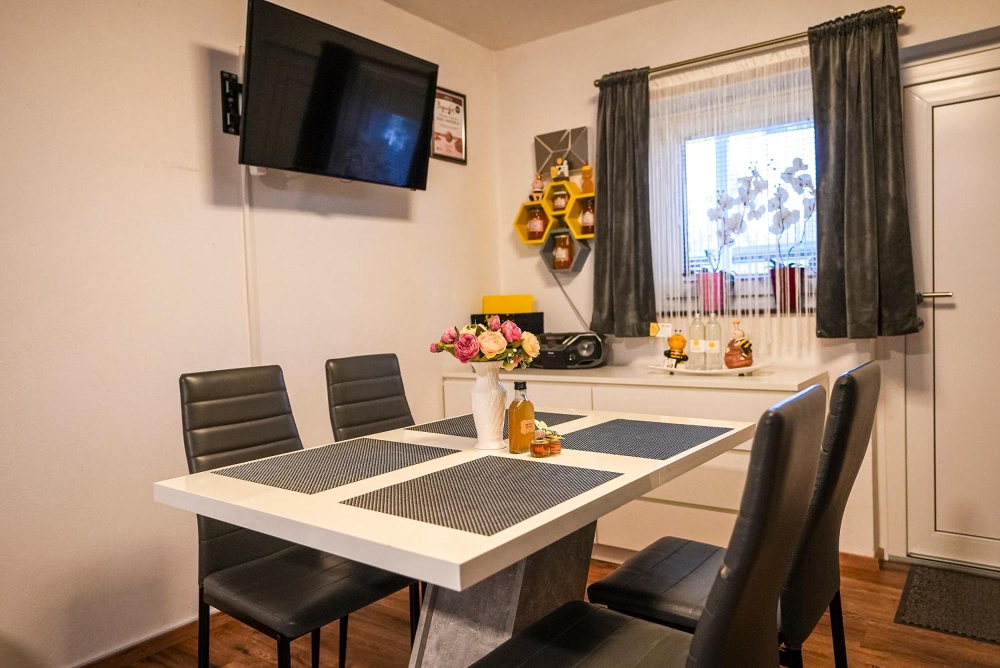 Honey Apartment Lendava Buitenkant foto